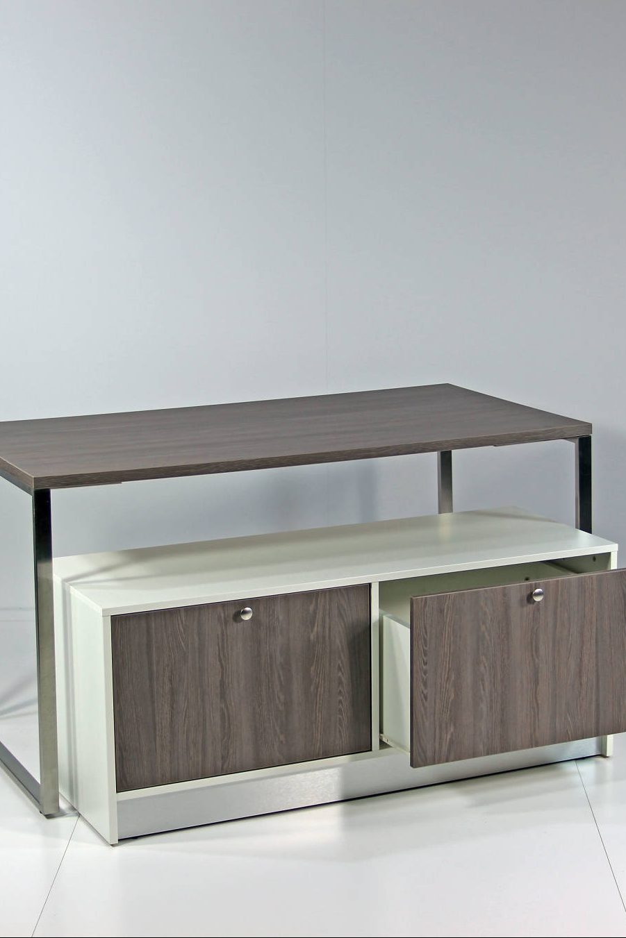 Depotreol / lager møbel er her anvendt som indskuds bord under et større bord.