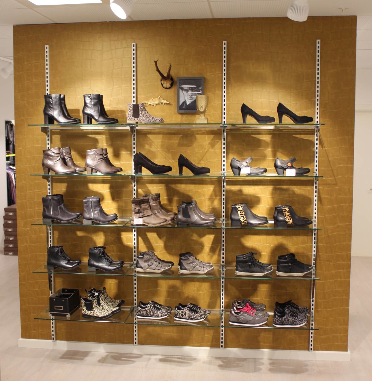Butiksinventar Flexi, butiksindretningen afvendt i sko afdeling