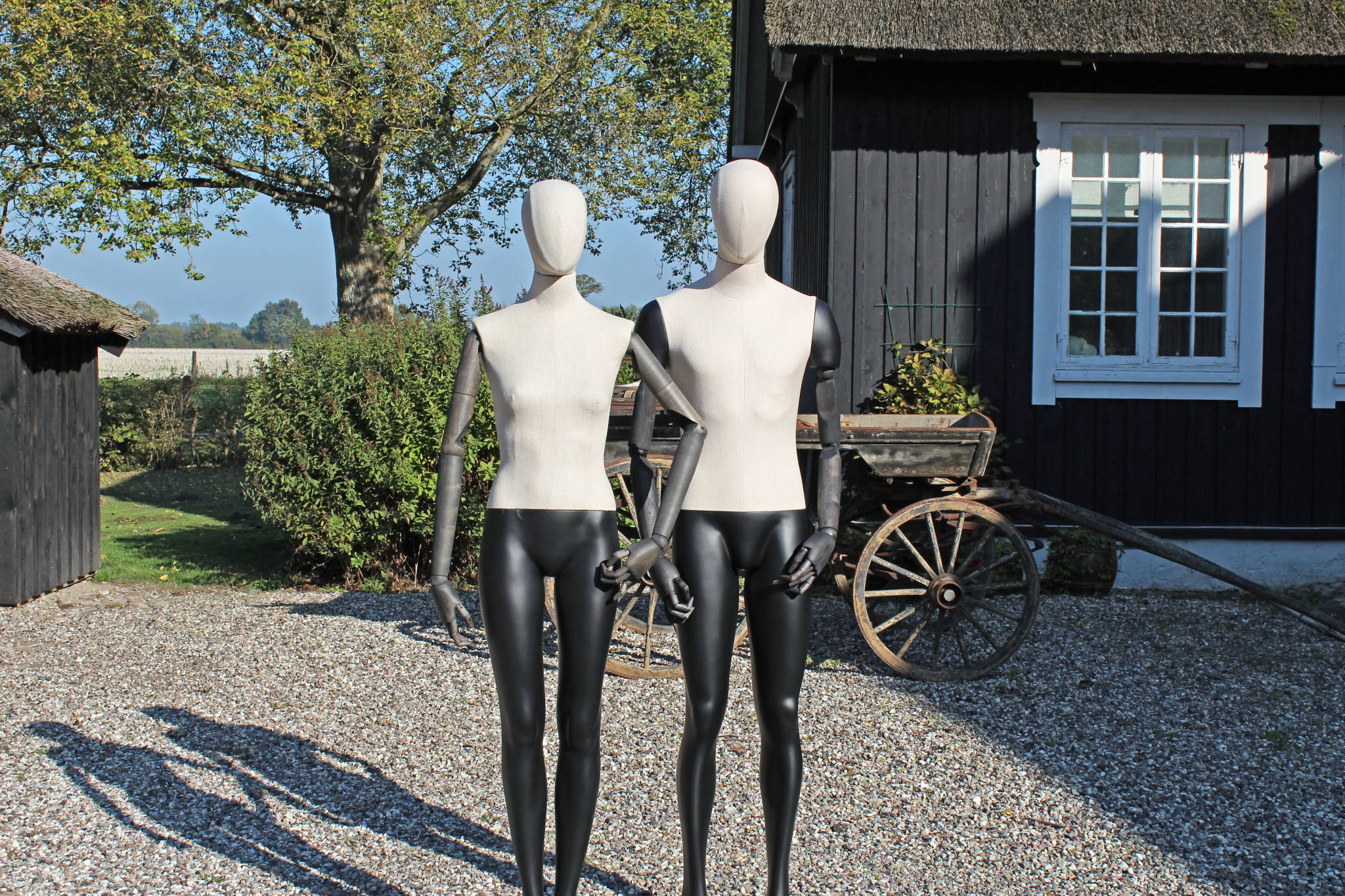 Flotte Vintage mannequiner med stof på torso og hoved og flotte træarme.