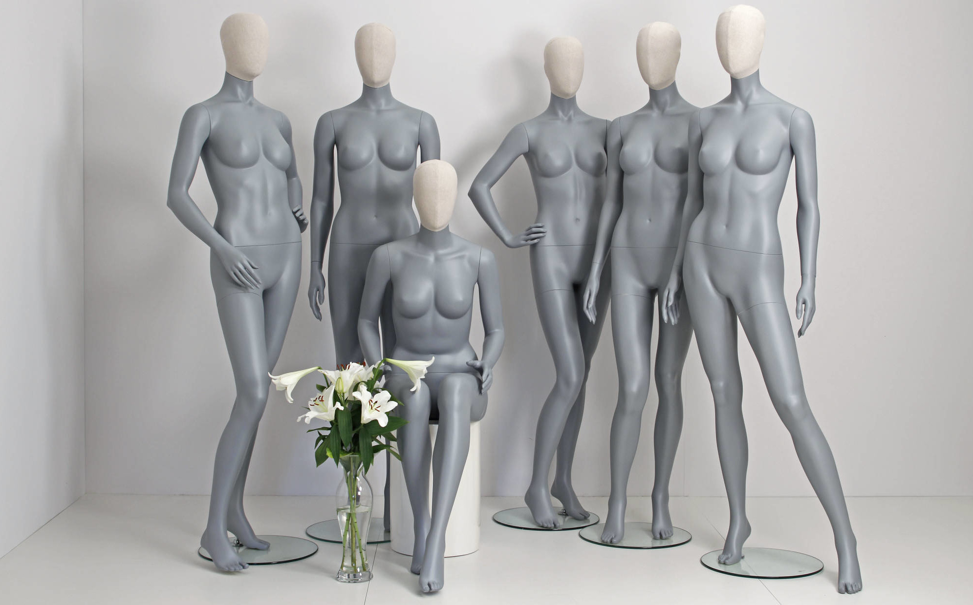 Mannequinen fås i flot grå farve, men kan leveres i andre ønskelige farver