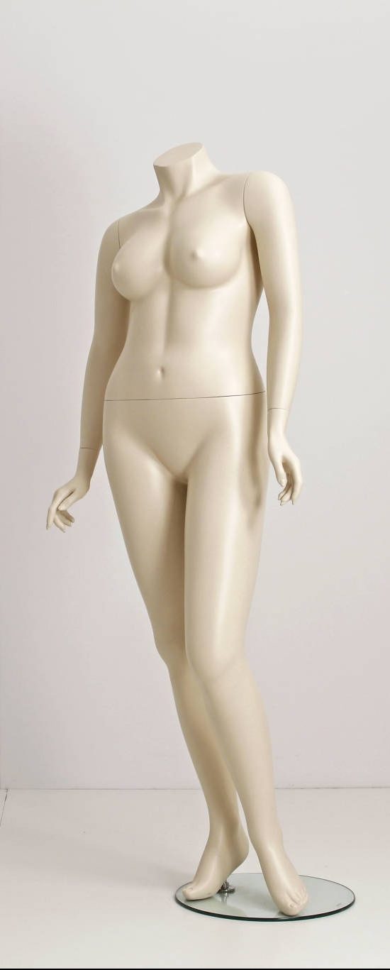 plus size dame mannequin, Daniella, findes i 2 modeller i standard farve Ivory. Inkl. glas plade samt foot og leg spike
