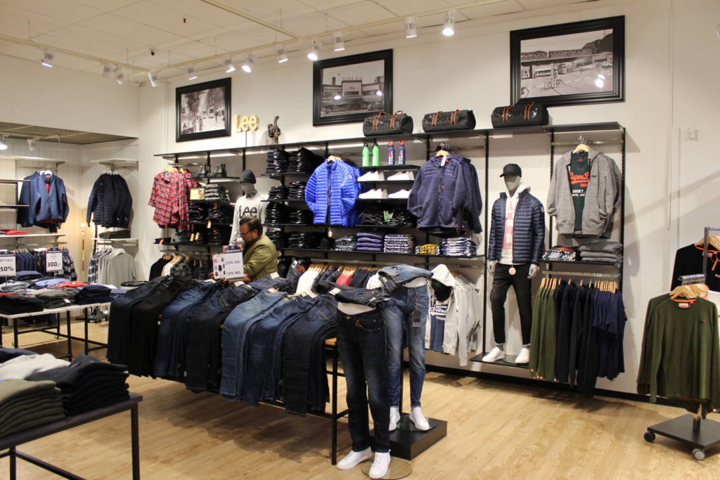 Trendy indrettet herrebutik med mange fokus området. Butiksinventar og butiksindretning.