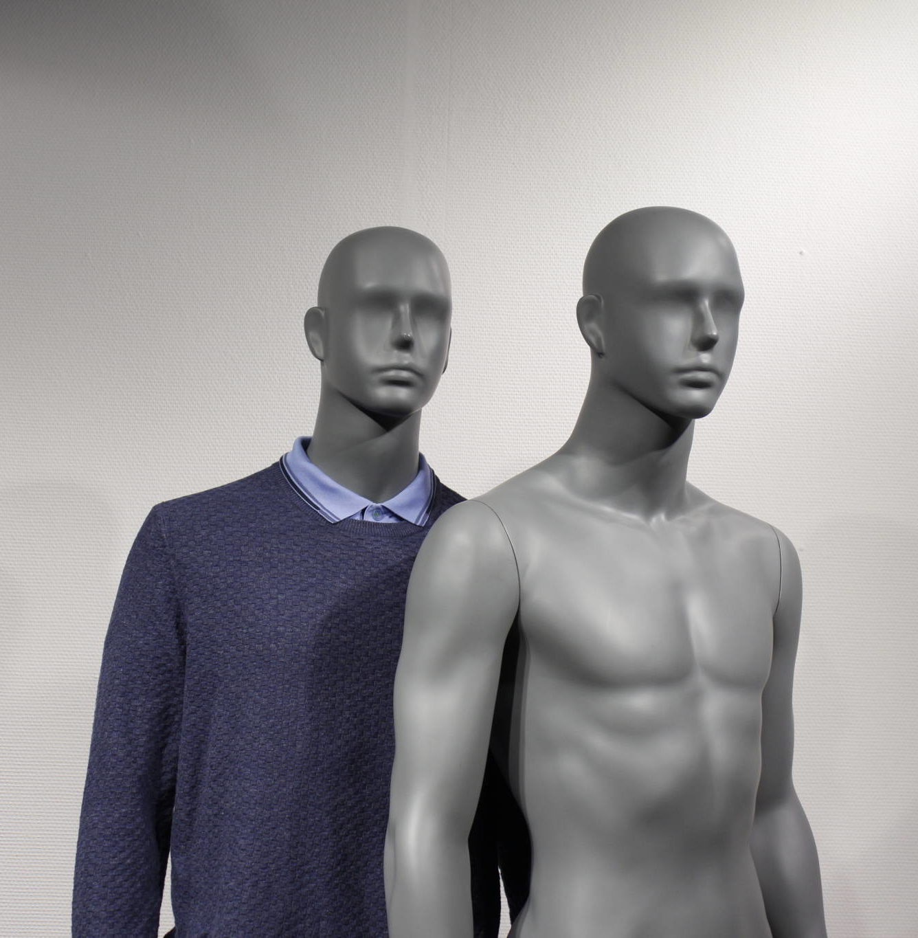 Flot abstrakt og billig herre mannequin i moderne modegrå farve. Fås i 2 positioner
