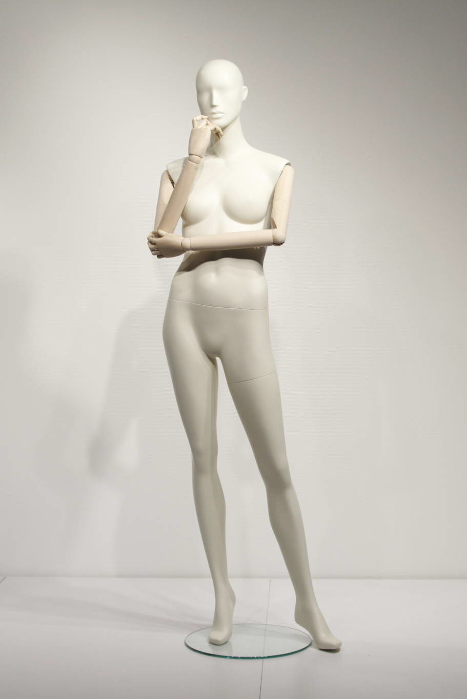 Elegante dame mannequiner med fleksible træarme. Vintage look. Feminint og stilfuld.