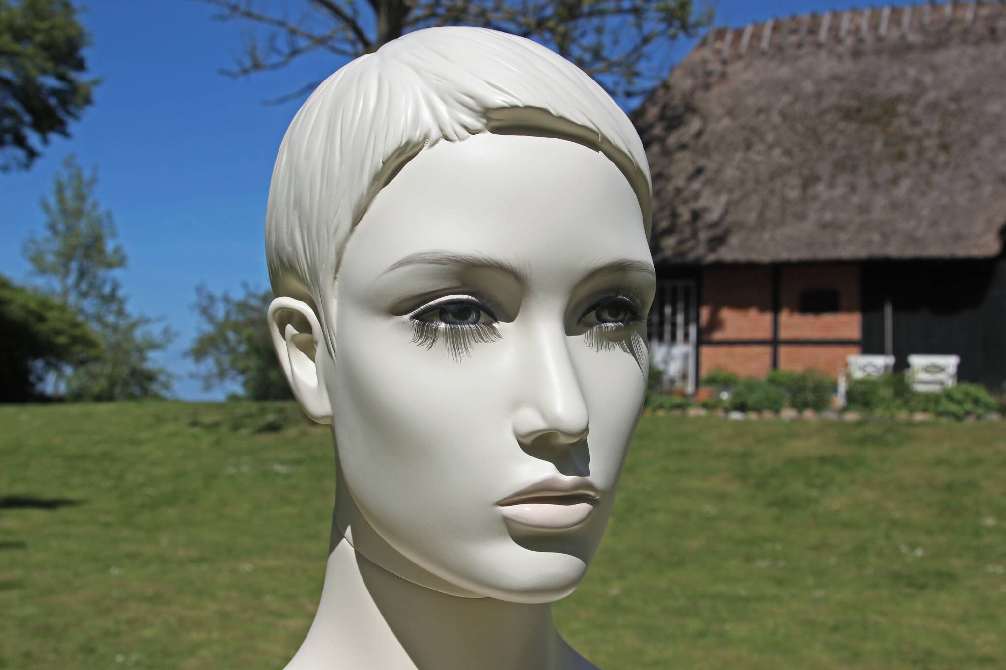 Moderne mannequin med make-up i størrelse 38