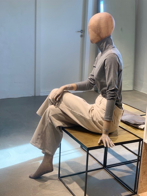 Siddende dame mannequin - bæredygtig mannequin