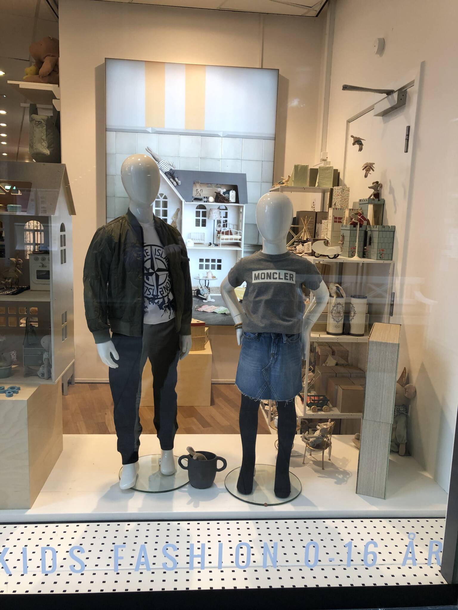 Flotte børne mannequiner i udstilling
