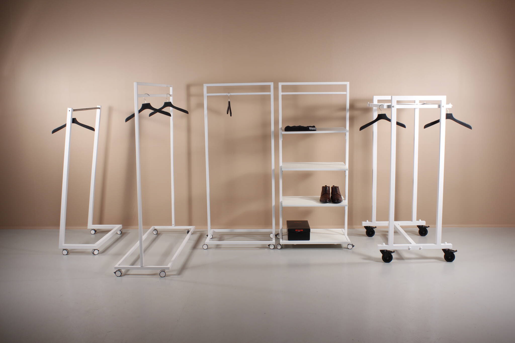 forskellige hvide stativer med hjul