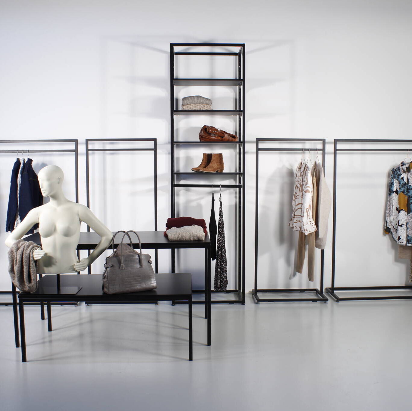 Sort butiksreol i moderne design | European Mannequins