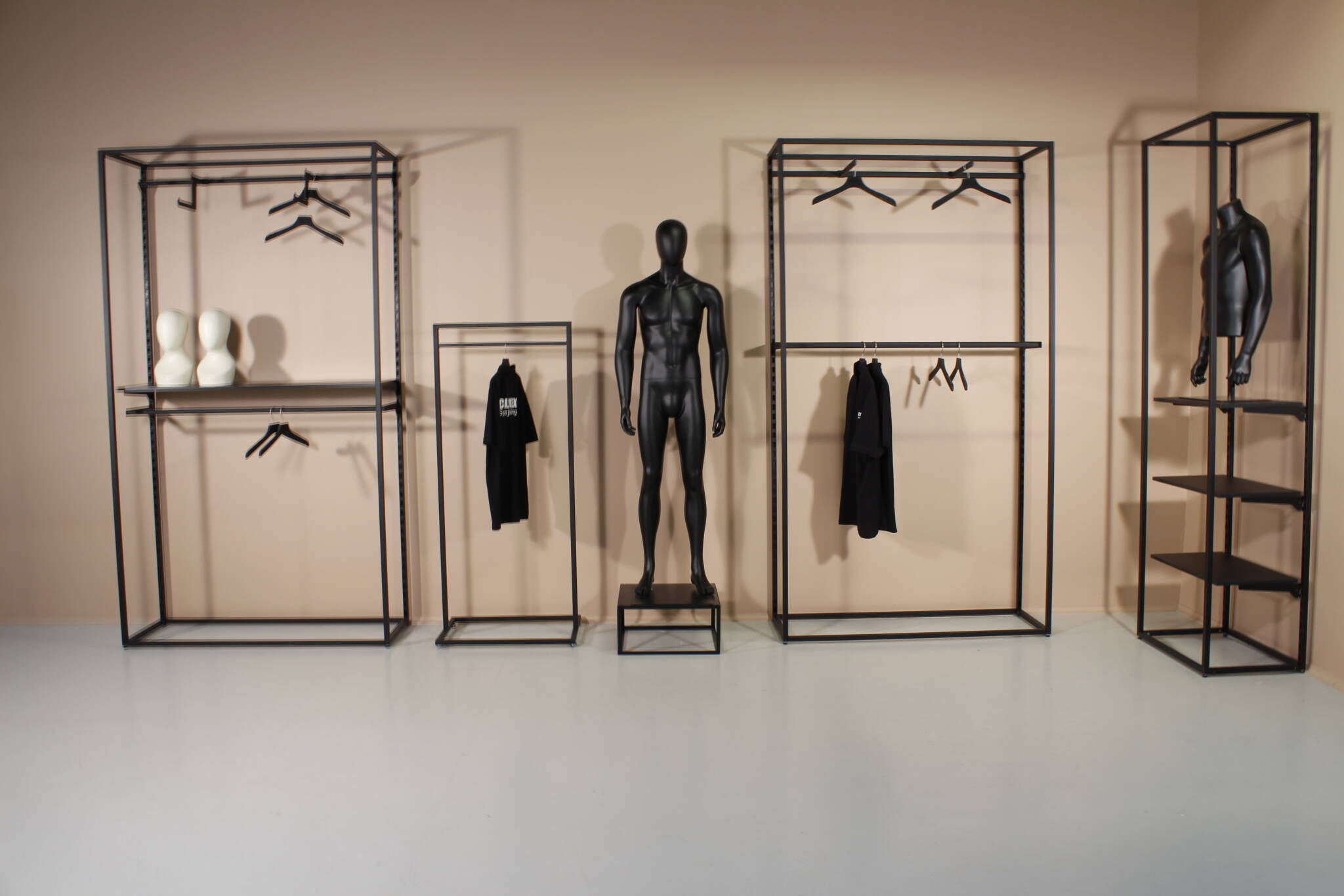 Butiksindretning med reoler | European Mannequins