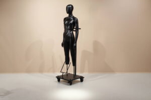 Mannequin vogn med special lavet herre og dame mannequin, som sidder ekstra godt fast med 2 rør i bundpladen af gadestativet.