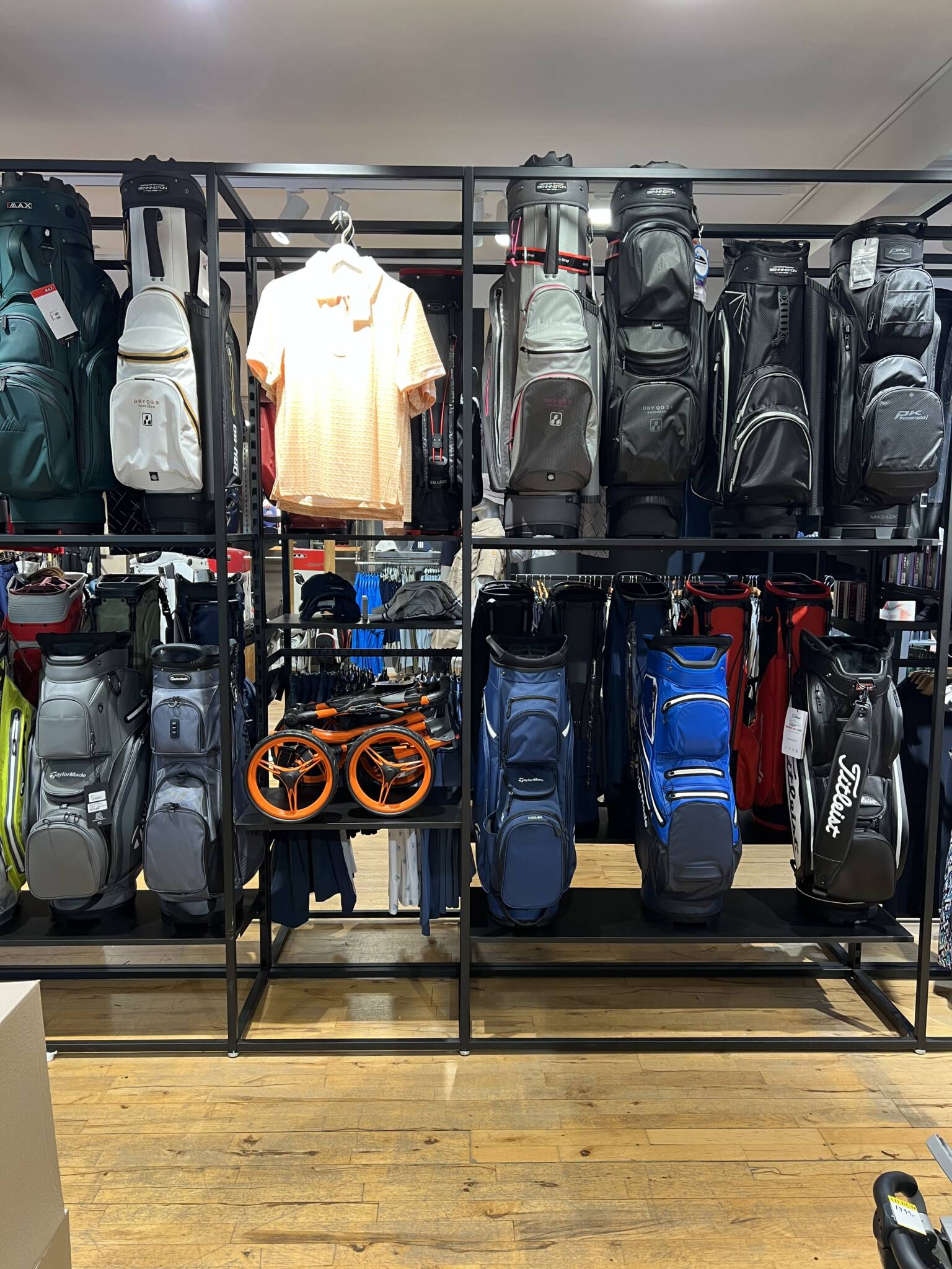 Butiksreol anvendt i sportsbutik
