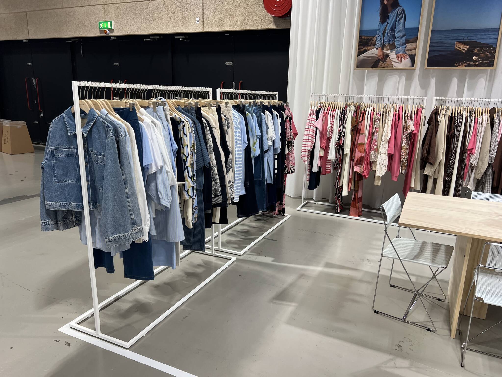 Tøjstativer i enkelt design, anvendt på CIFF messen