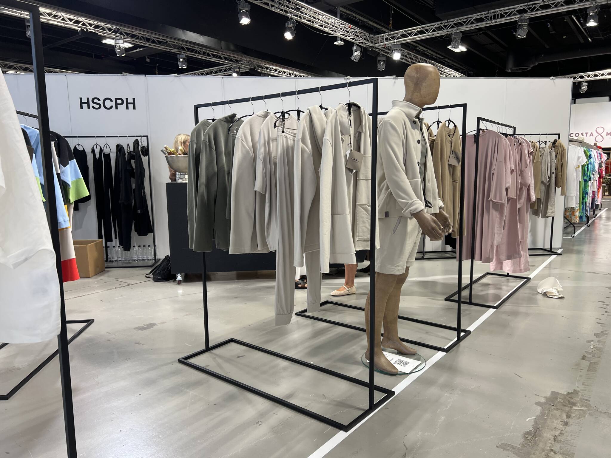 Tøjstativer anvendt på messe