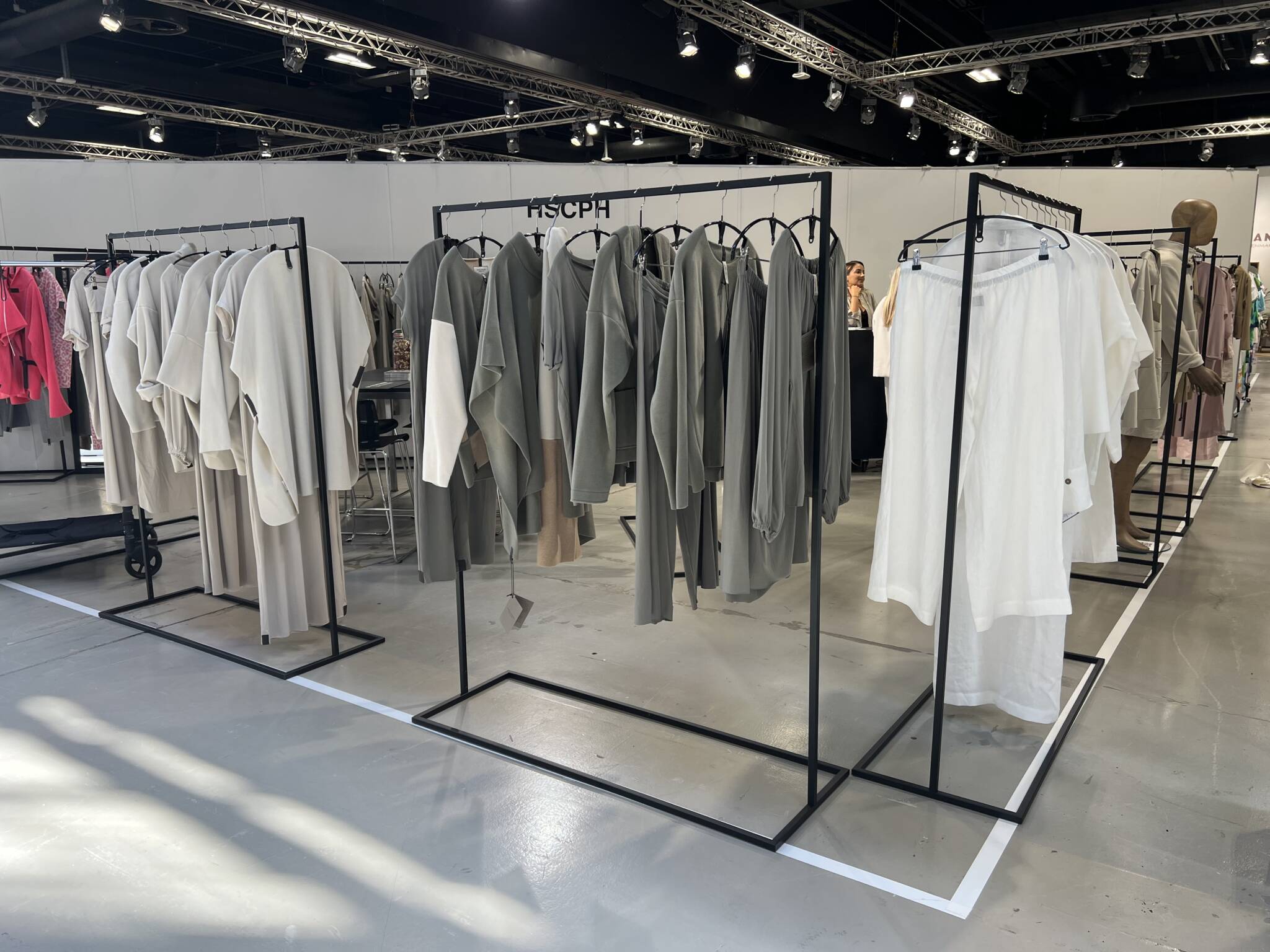 Sorte minimalistiske tøjstativer anvendt på CIFF messen