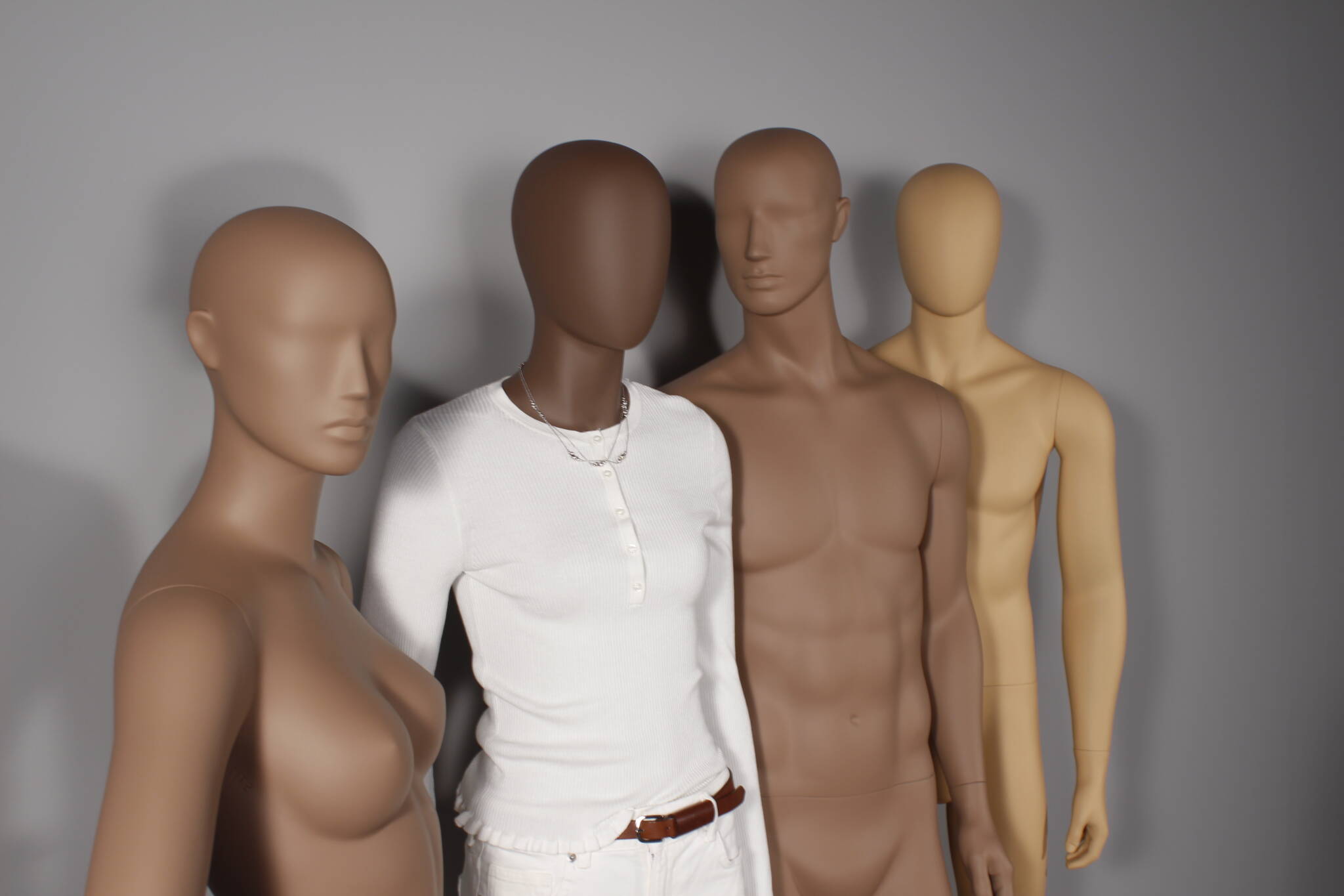 Mannequiner i multi etniske farver