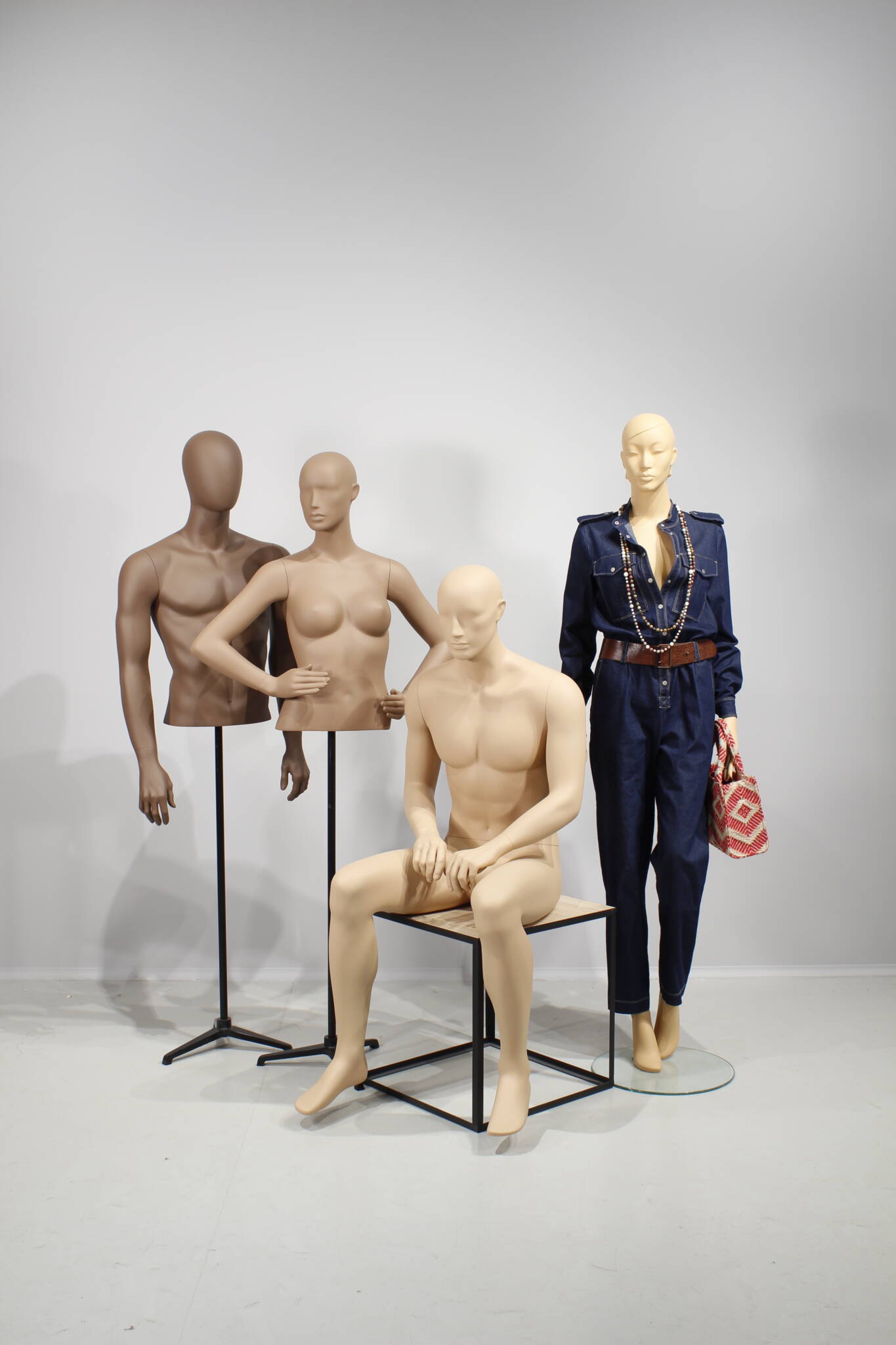 Mannequiner og torsoer vist i de multi etniske farver