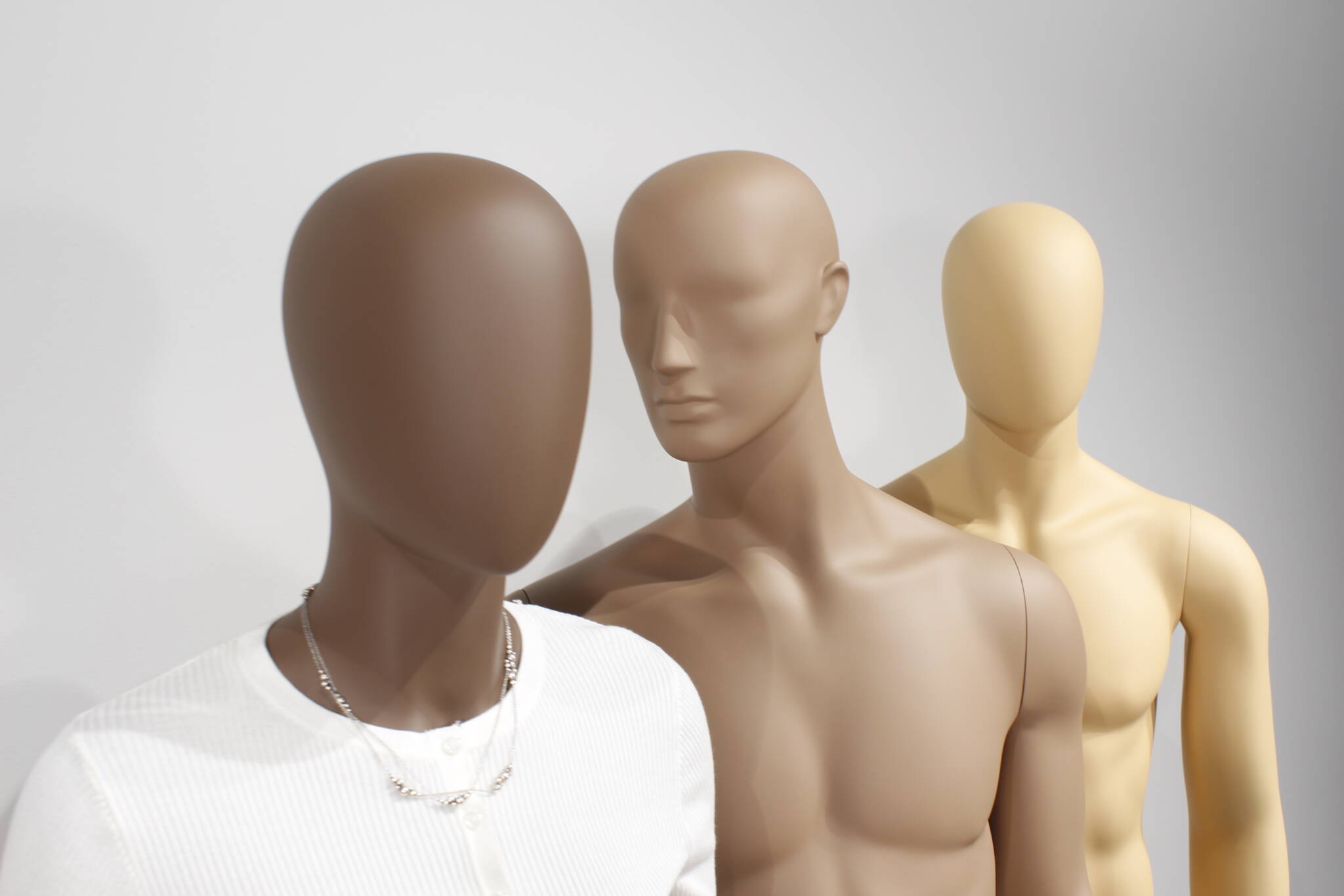 mannequiner malet i forskellige hudfarver. Mannequins in multi ethnic colours.