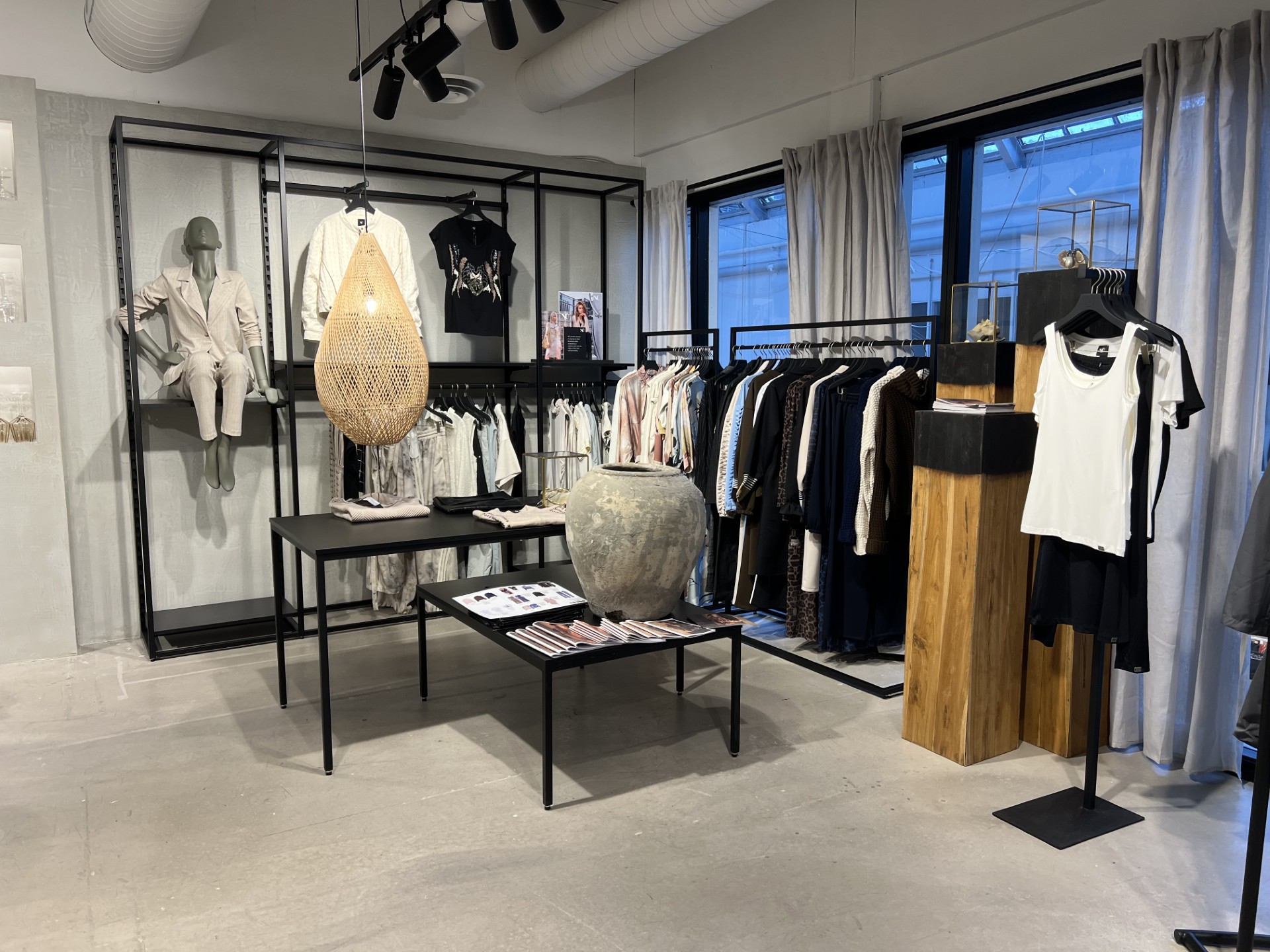 Butiksinventar: Reolen anvendes her i en flot shop in shop løsning.
