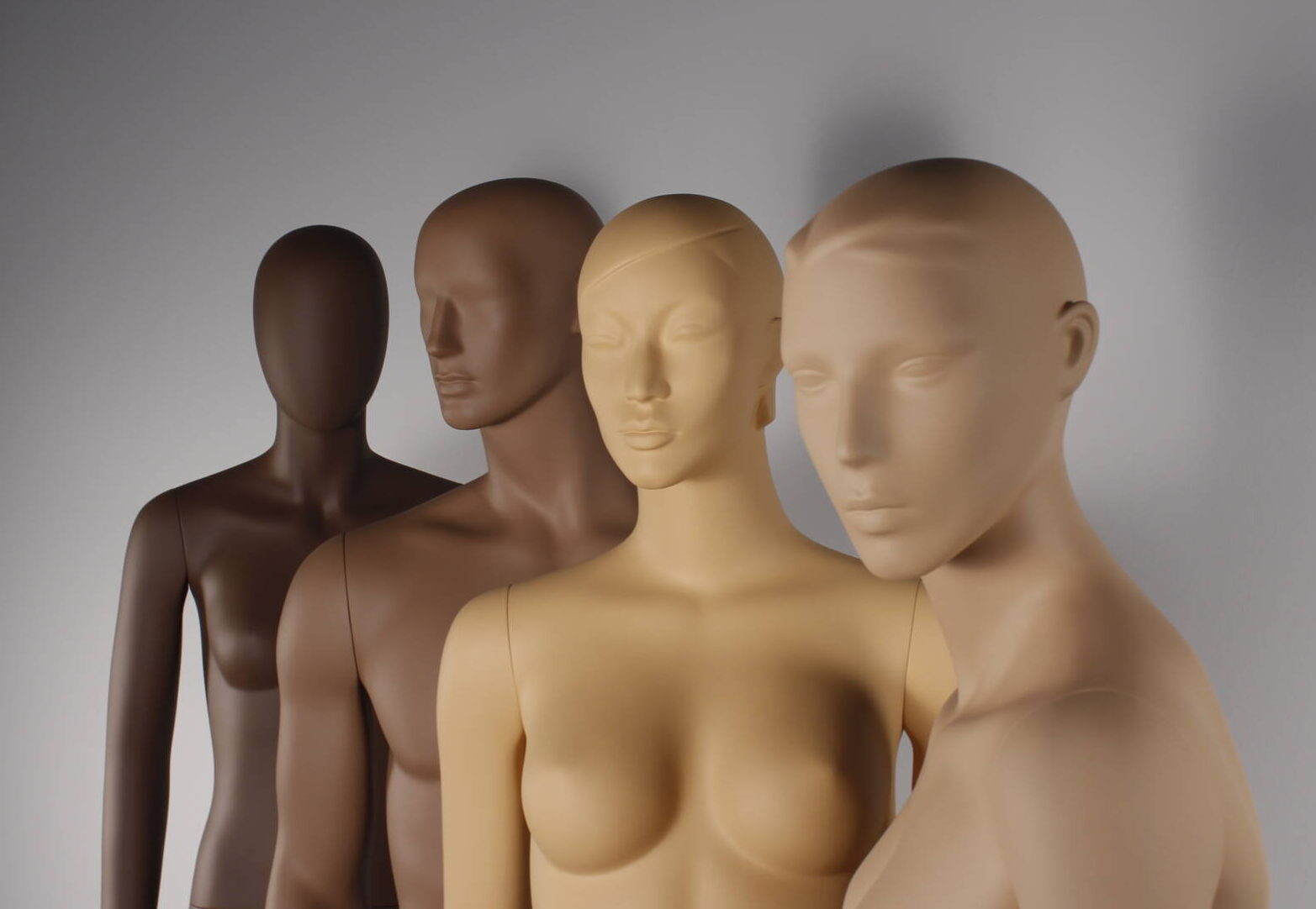 Mannequiner i etniske hud farver, som passer til vores multi etniske samfund.