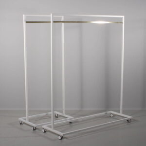 Flotte hvide stativer med hjul. kan også leveres i sort