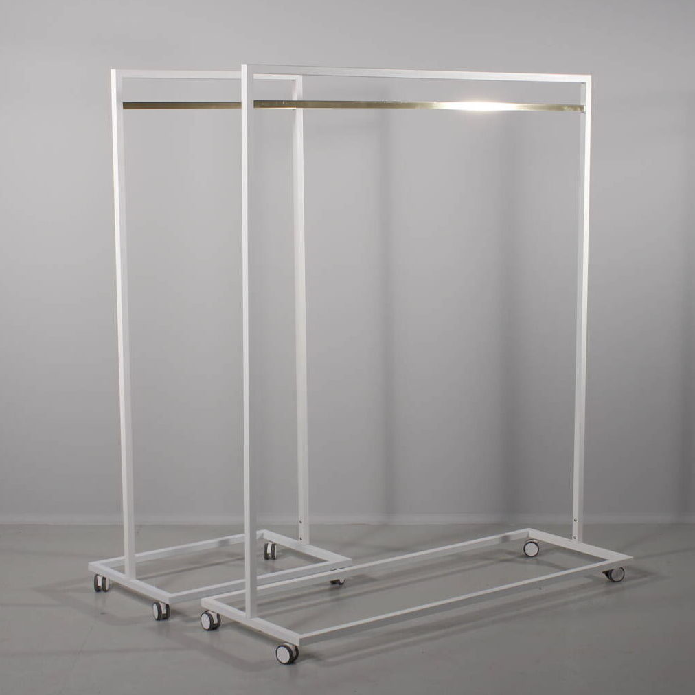 Flotte hvide stativer med hjul. kan også leveres i sort