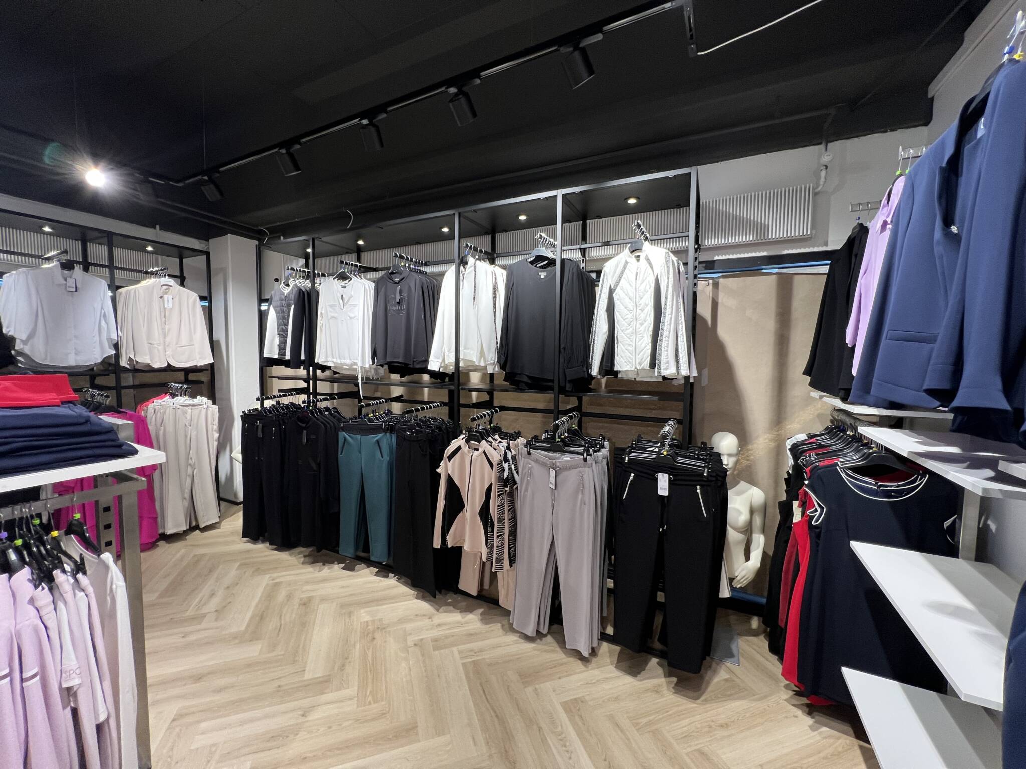 Butiksinventar - reoler til butikker er her vist med lys i tophylderne