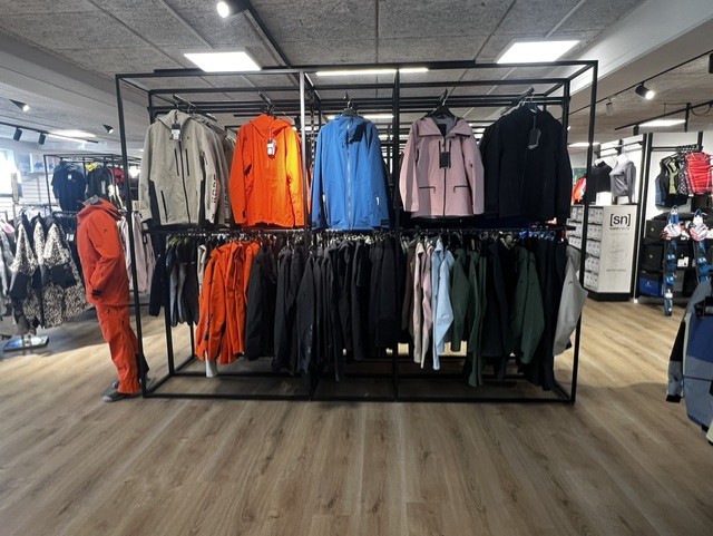 Butiksreoler anvendt i sportsbutik