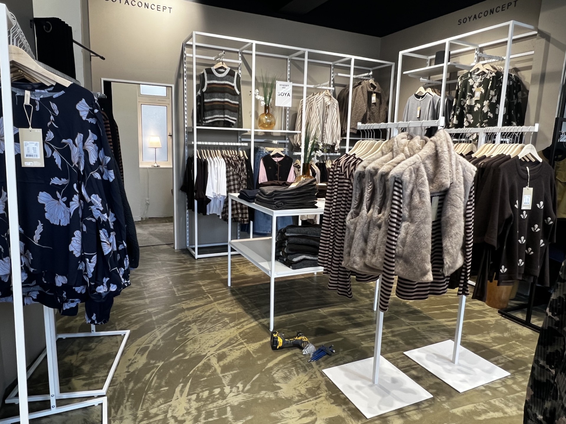 Reolsystemet er her anvendt i en multi brand butik
