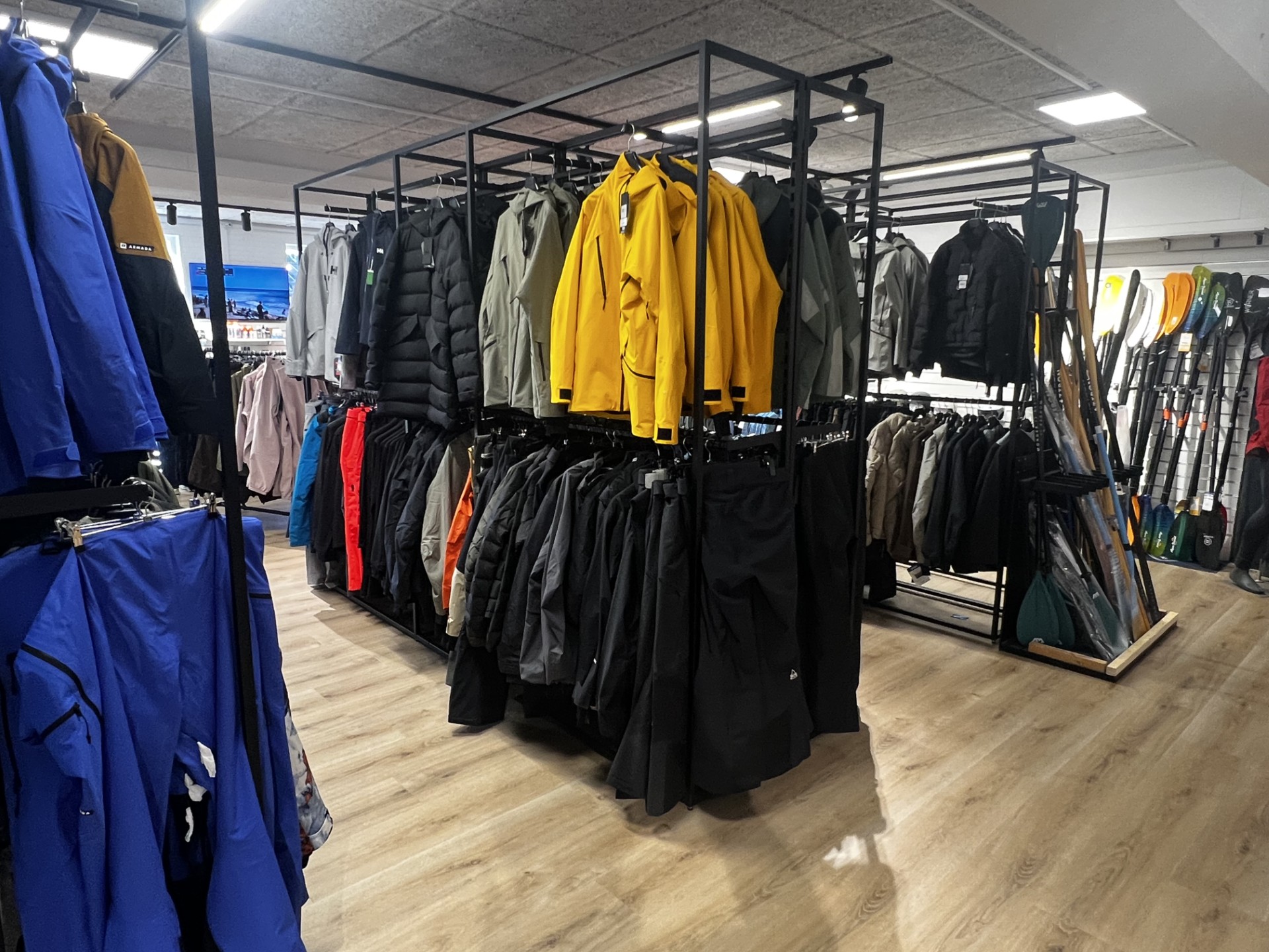 Butiksreolerne er her anvendt som fritstående moduler i midten af butikken som rumdelere