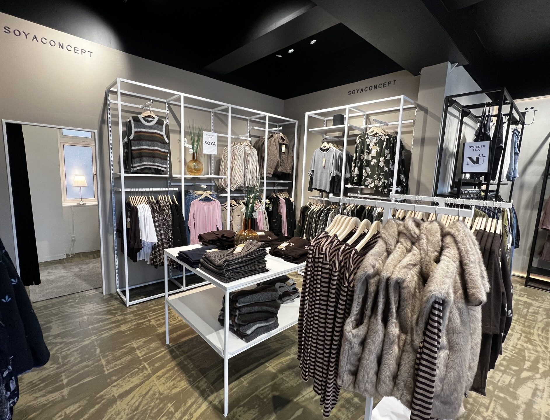 Indretning af ny butik med reoler