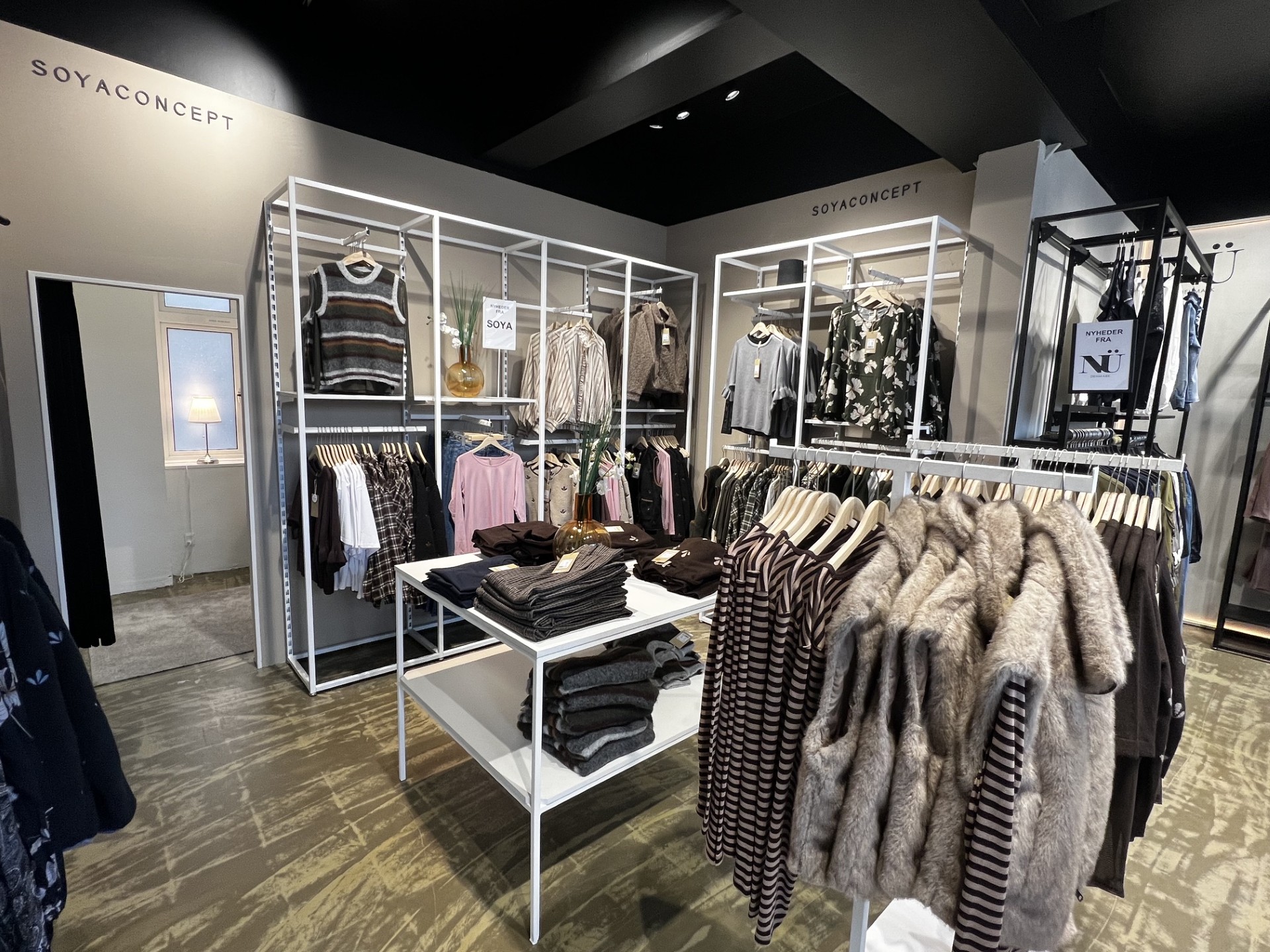 Indretning af ny butik med reoler
