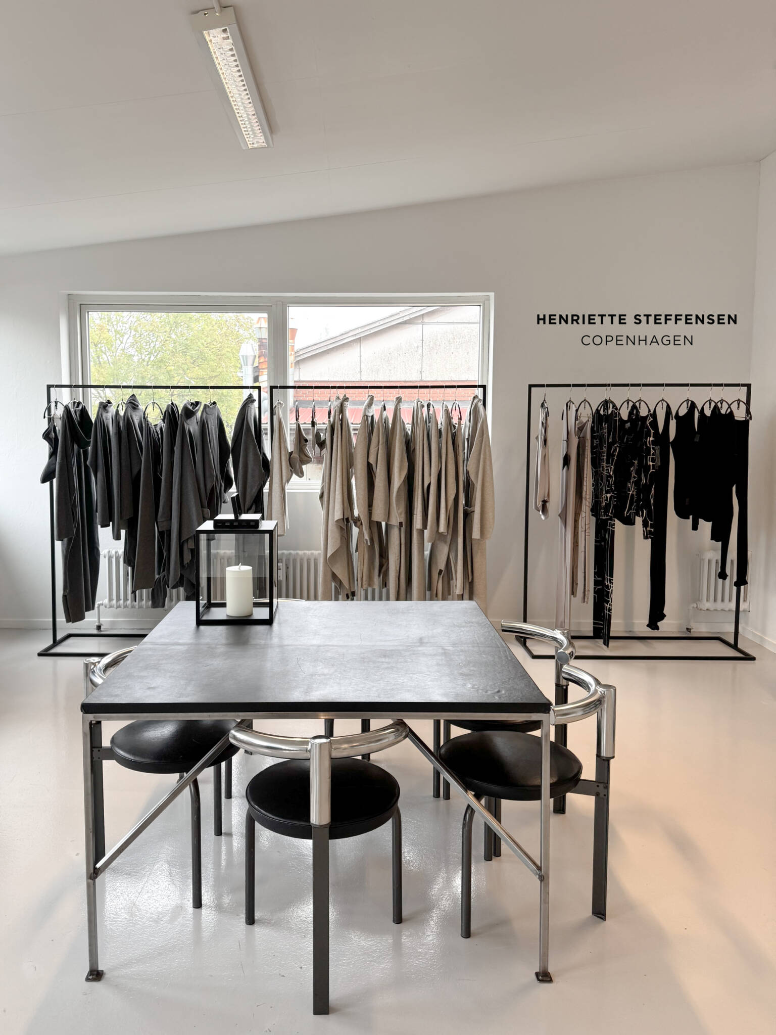 Showroom Tøjstativer Her Vist I Sort Tøjstativer i minimalistisk design her anvendt i showroom